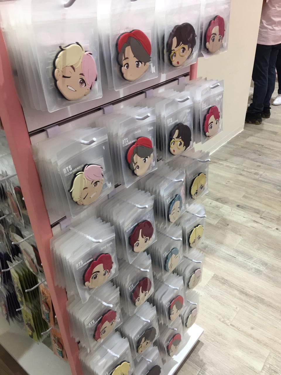 Muchas de las niñas incluso faltaron a la escuela y durmieron afuera del sitio para formarse y pasar antes que nadie al BTS Pop-Up.