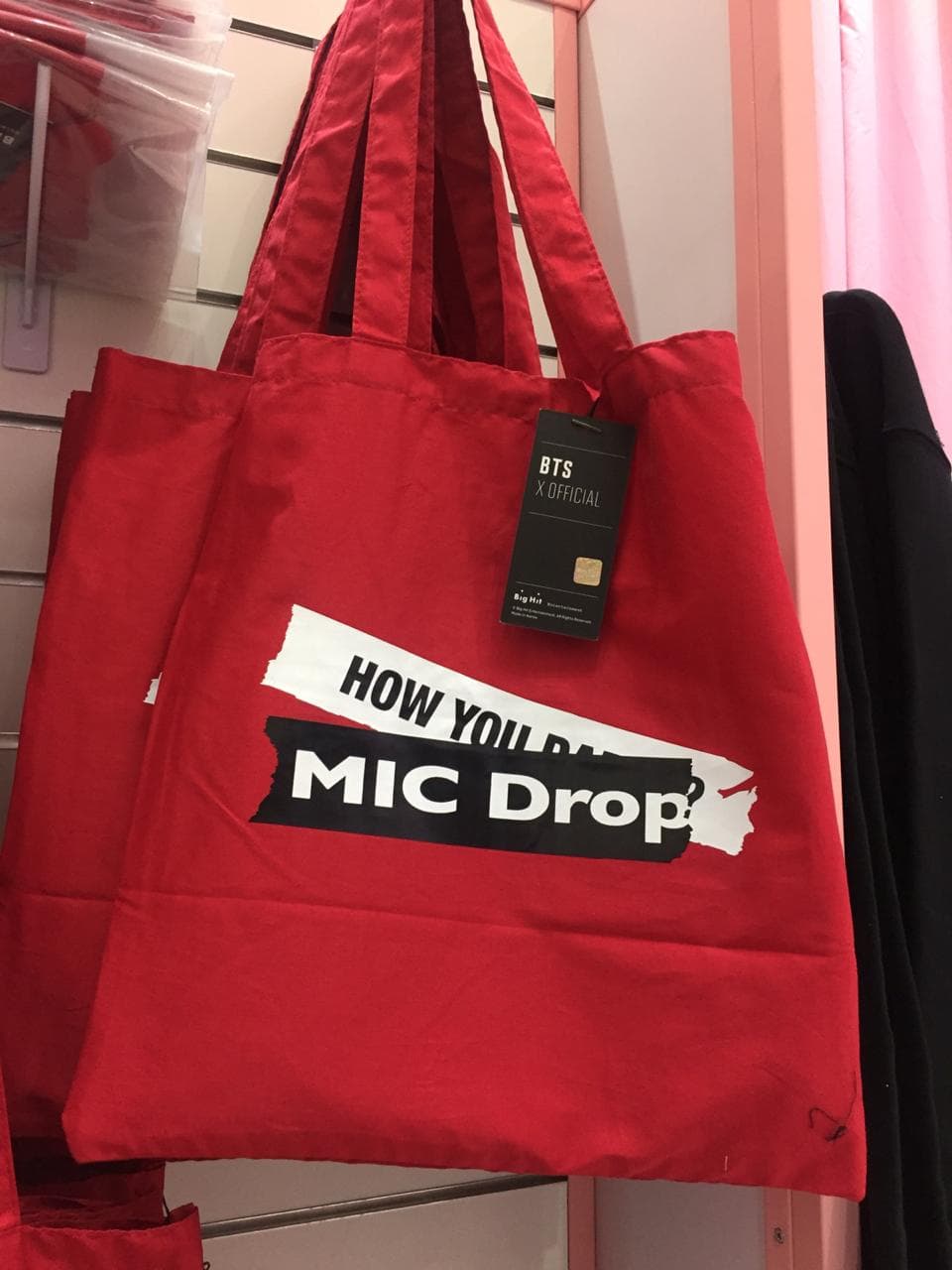 Toda la mercancía es oficial y aprobada por Big Hit, compañía que maneja al grupo.