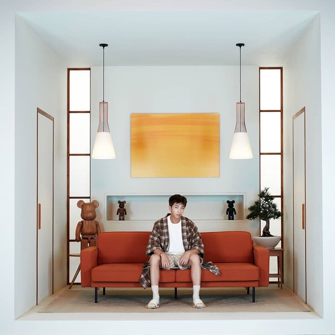 RM en el material promocional del nuevo disco de BTS, "BE",