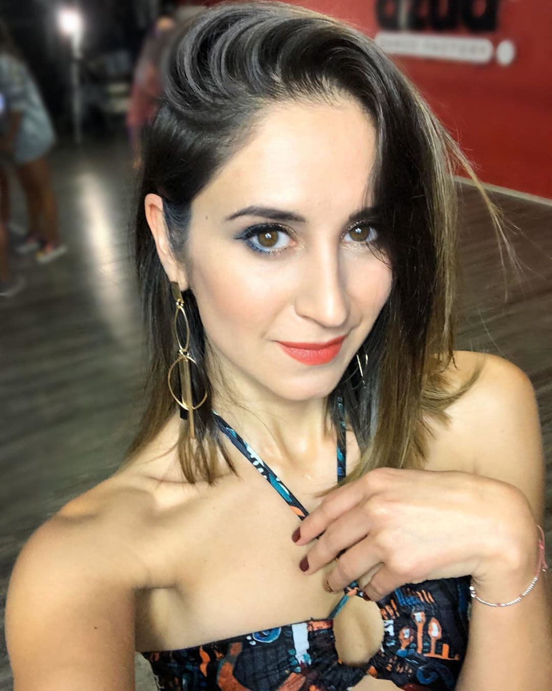 Bárbara, por ejemplo, dejó los rayitos de su cabello y los outfits con los que debutó con Kudai. Además, estudió la carrera de odontología.