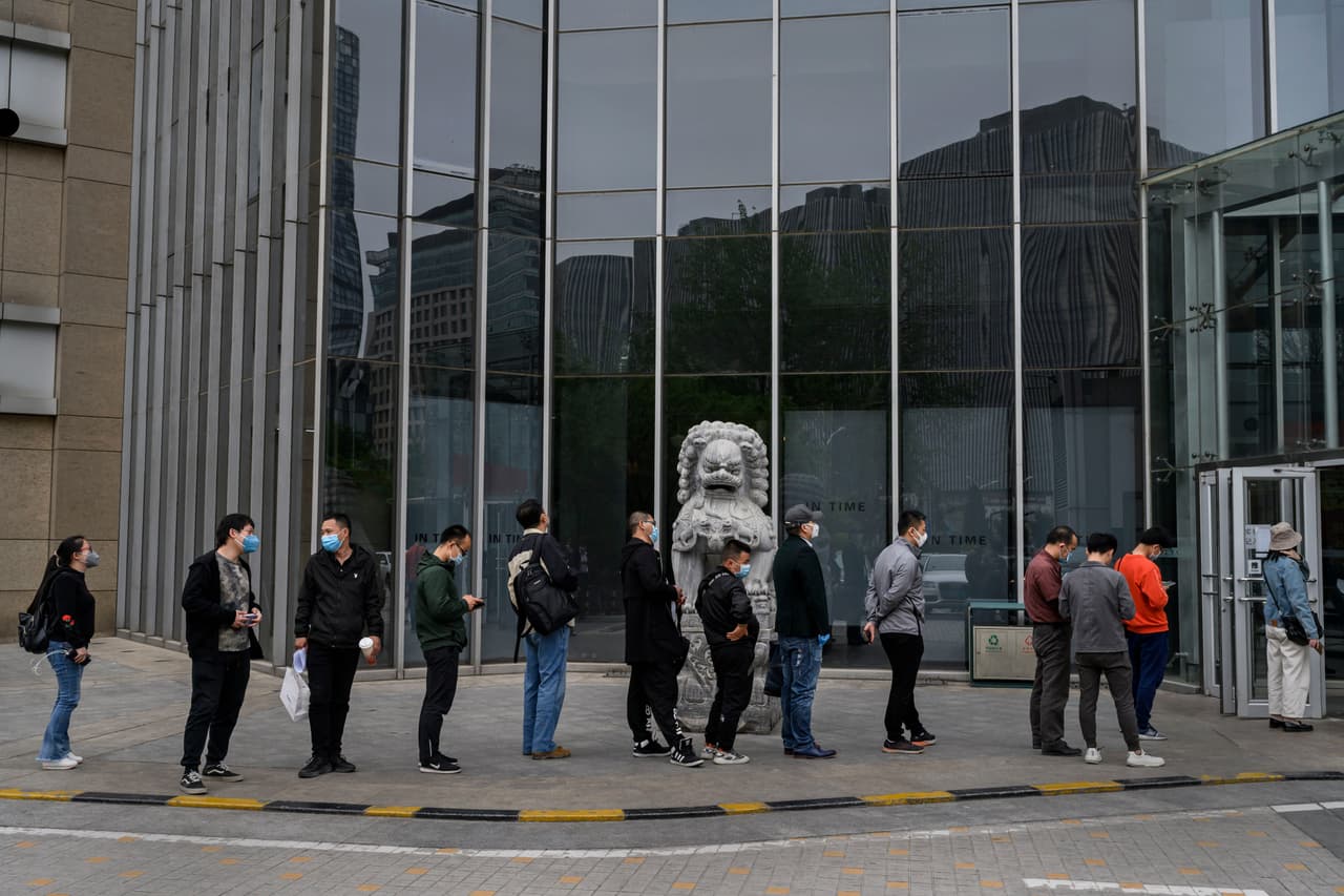 Incluso a una semana de haber iniciando su regreso a las calles, los ciudadanos chinos siguen respetando todas las reglas.
<br>
<br>Esta es una fila, manteniendo distancia, para obtener una cita en una comercializadora.