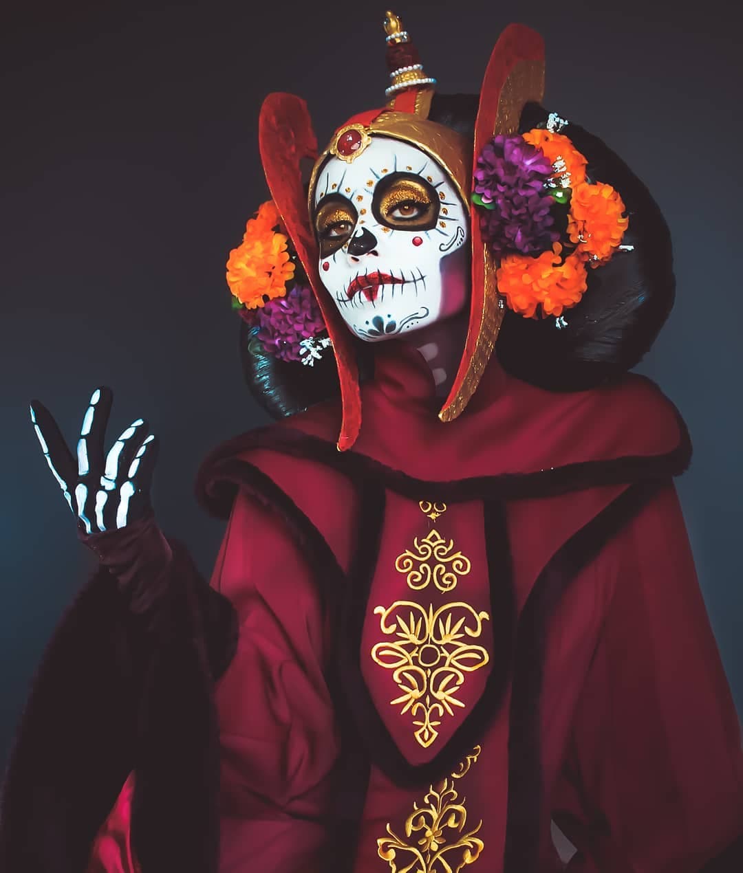 ¿No sabes si armarte un look para Halloween o para Día de Muertos?La cosplayer @momomxoficial compartió en su cuenta de IG una sesión de fotos en la que mezcla un hermoso atuendo de la Princesa Amidala, con todo y su característico cabello, con el tradicional maquillaje de una catrina. El resultado parece sacado de una película.