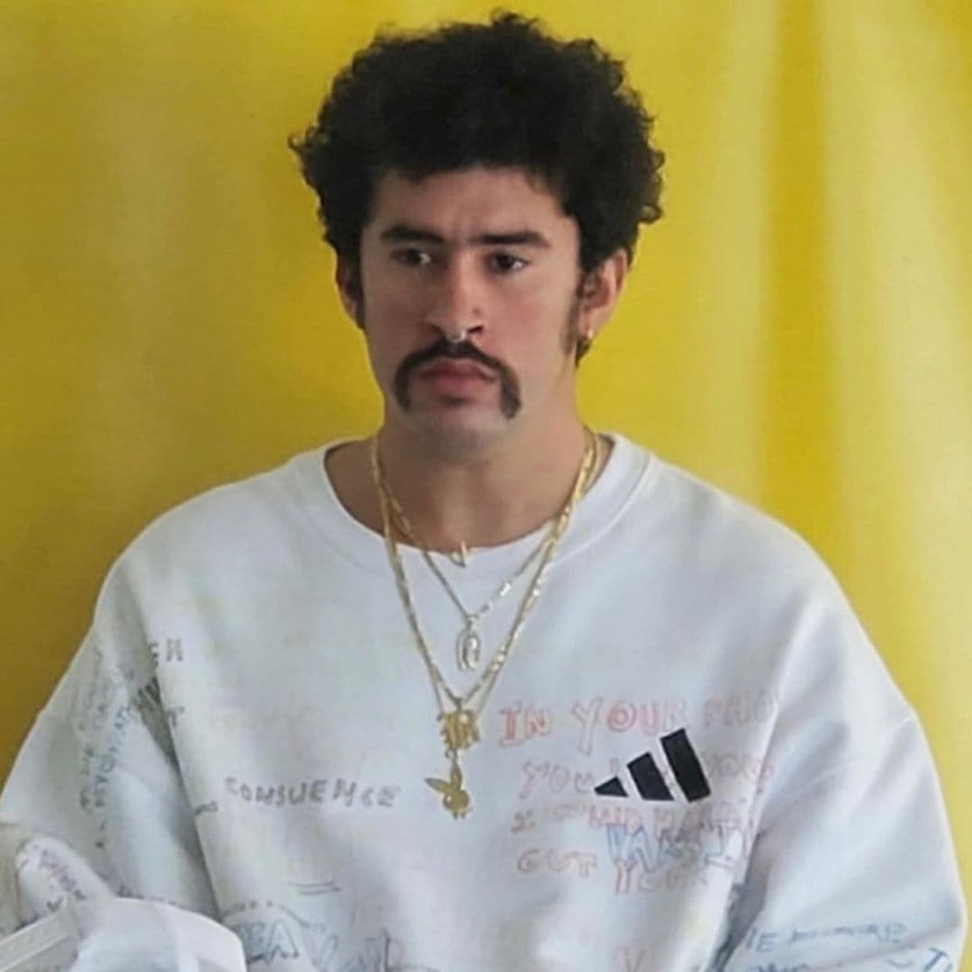 Pensando precisamente que la tercera temporada de la serie estará situada en la década de los noventa, Bad Bunny es capaz de transformarse a un personaje que parece que fue extraído de esa época. Aunque esta fotografía en realidad es la de su identificación oficial como ciudadano de Puerto Rico, le queda perfecto el bigote y el afro.