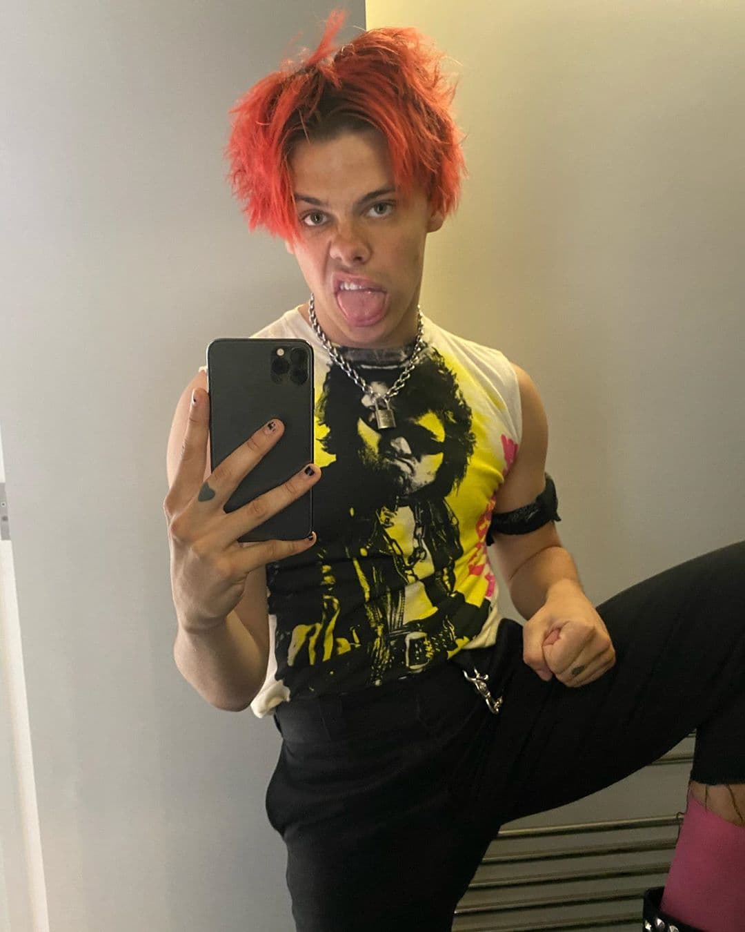 Su madre ha declarado que desde pequeño siempre lo dejó expresarse libremente a través de su forma de vestir.
<br>
<br>El cantante recuerda cómo cuando tenía unos 10 años, mientras usaba labial negro, botas góticas y se pintaba las uñas, una mujer le preguntó a su mamá por qué lo dejaba vestirse así. La madre del cantante le puso una buena regañada a la señora por meterse con su hijo.