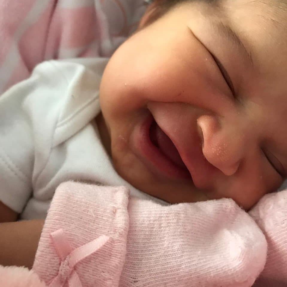 Durante casi este mes, la bebé se ha mostrado muy sonriente en las diferentes redes sociales.
