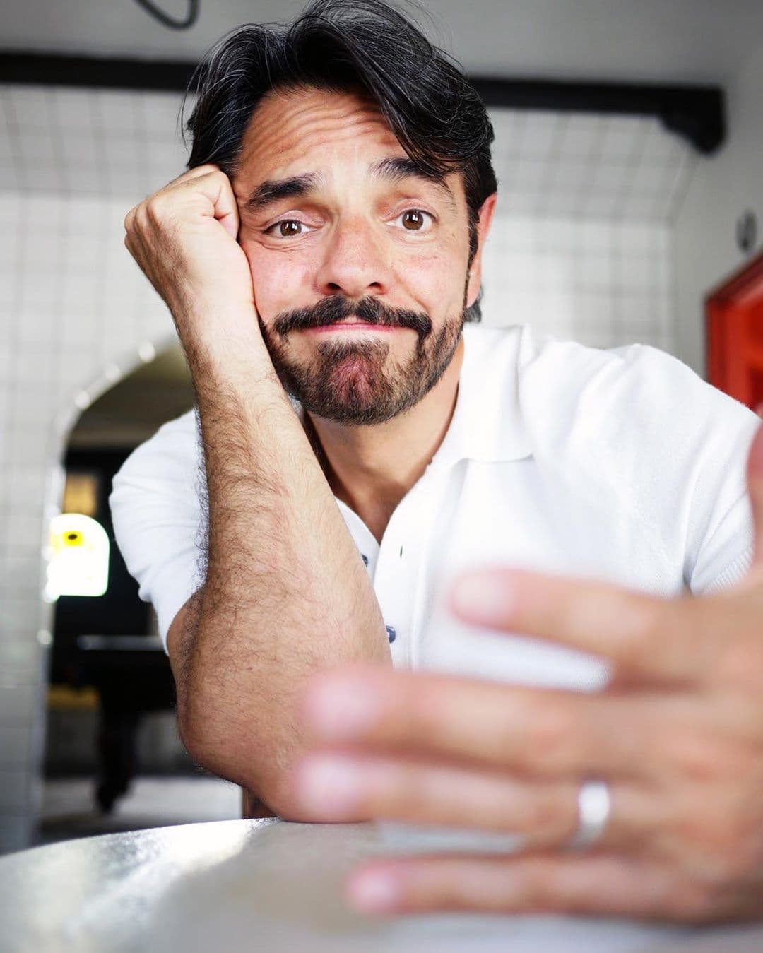 Eugenio Derbez goza de una fama y éxito incomparable, actualmente, el comediante y actor mexicano es uno de los más reconocidos a nivel mundial gracias a su participación en proyectos cinematográficos. Tiene 15 millones de seguidores y todo un imperio junto a su familia, estilo Kardashian.