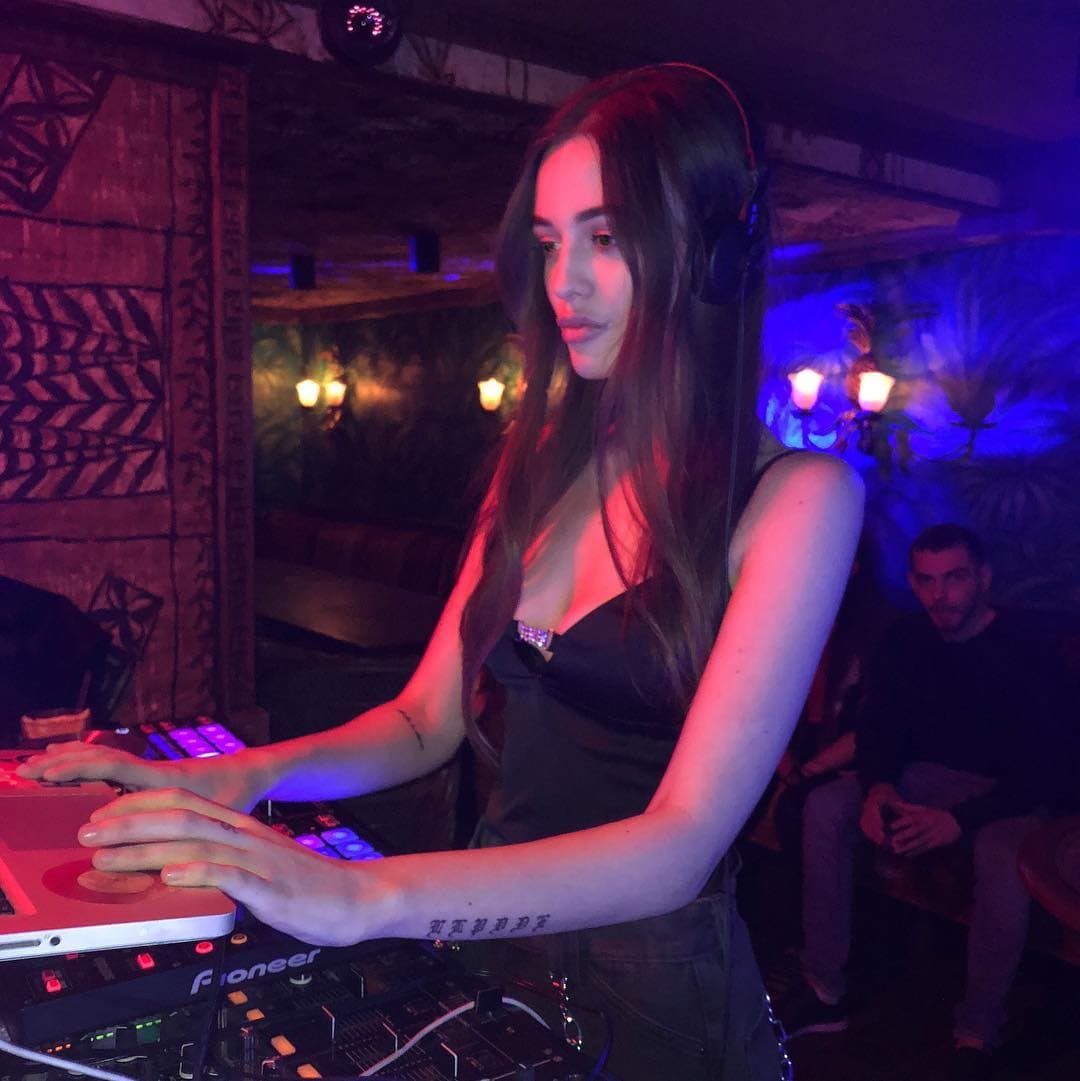 Semanas antes de su muerte, compartió en Instagram una foto de ella siendo DJ, mostrando su emoción por ahora llevar la fiesta.