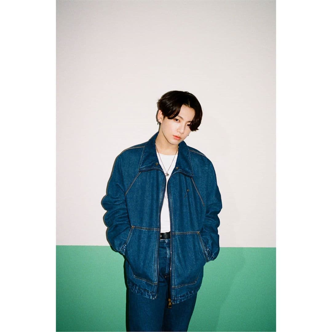 Actualmente, BTS se encuentra celebrando que acaba de romper su propia marca de un récord Guinness, convirtiendo “Map Of The Soul: 7”, el cual se convirtió en el disco más vendido en Corea del Sur, superando a “Map Of The Soul: Persona”. 
<br>Jungkook posó así para esta sesión.