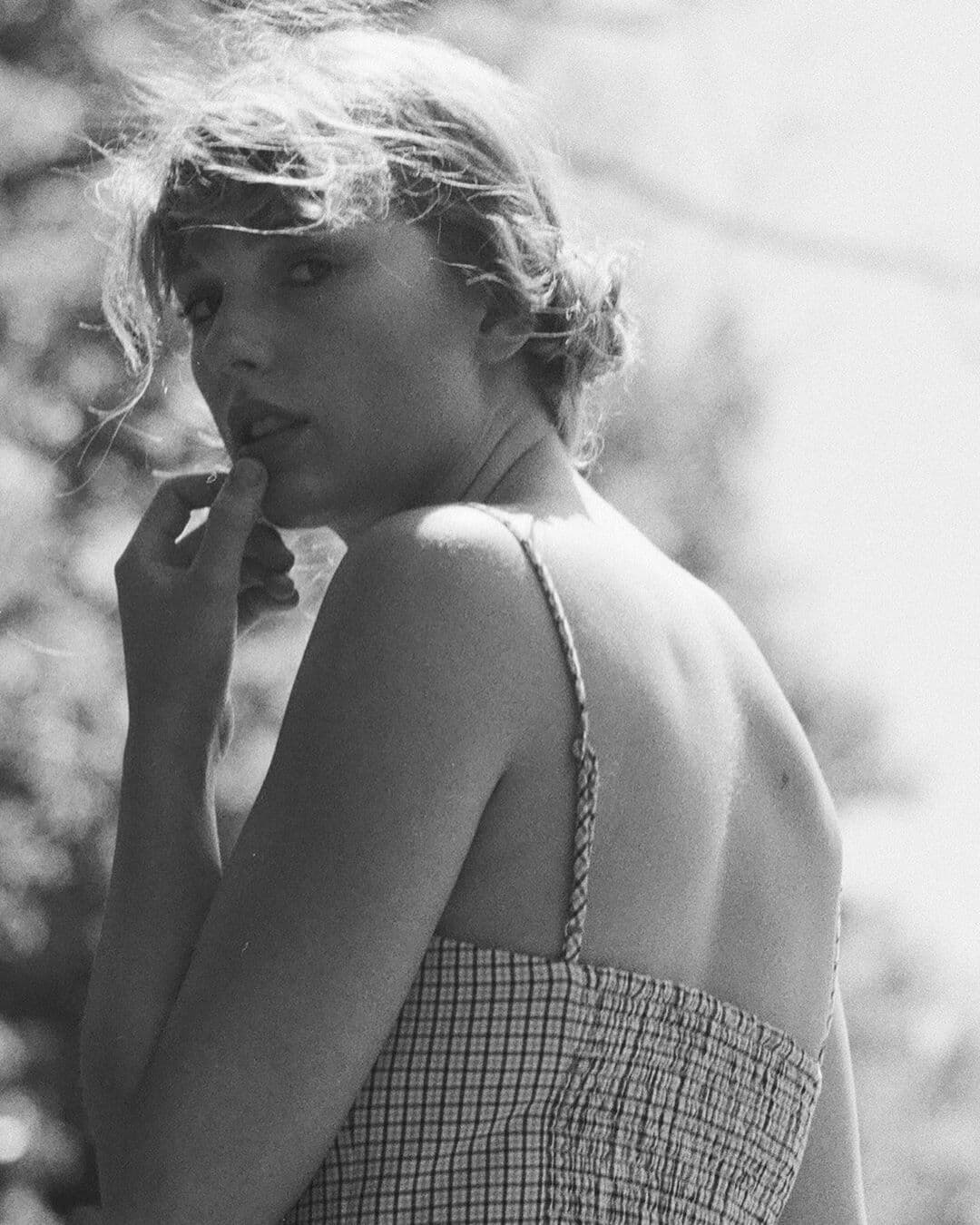 Claro que eso en realidad significaba que Taylor estaba trabajando en música nueva durante la cuarentena. En Julio de 2020 la cantante sorprendió con un álbum nuevo llamado "Folklore". En este disco aparecía con una estética "cottage core", regresando a sus raíces country y narrando historias que llegaron a su mente durante el aislamiento.