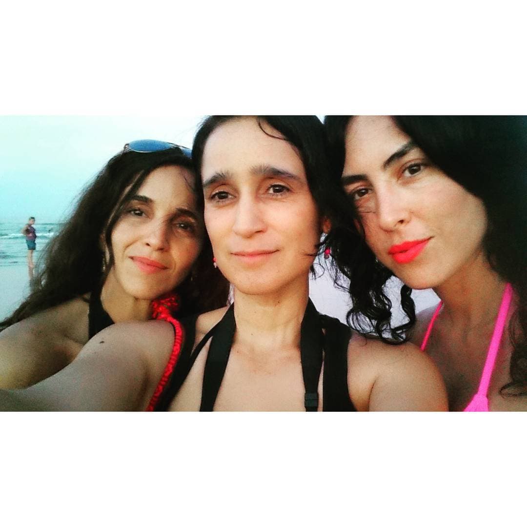 Mientras Julieta se dedicó a la música, estrenando producciones como “Sí”, “Limón Y Sal” y más recientemente, “Mujeres”. Por su parte, Yvonne siguió los pasos de su padre y se dedicó de lleno a la fotografía.