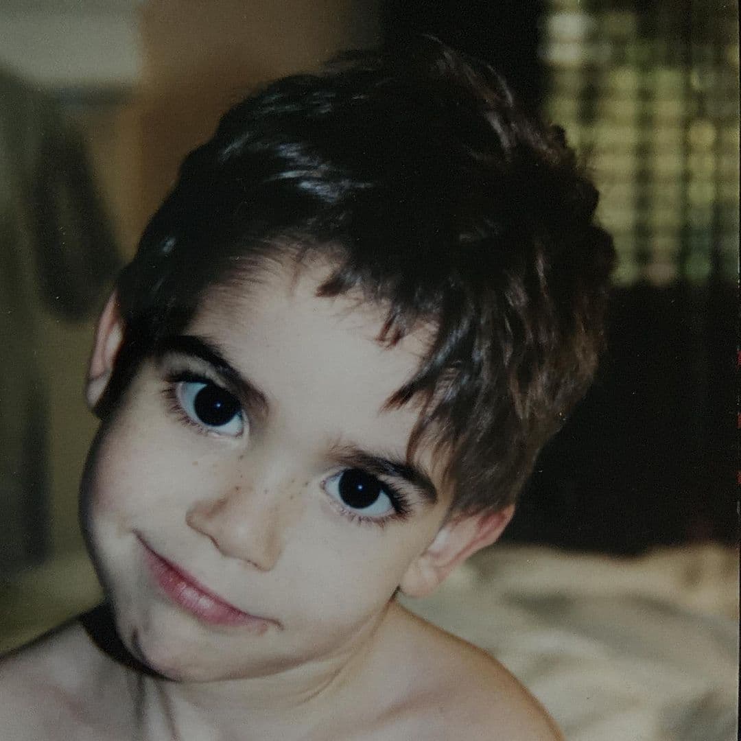 Cuando era tan solo un niño ya tenía la mirada, con esos grandes ojos, que posteriormente todos reconocerían cuando pequeño creció para volverse en un gran actor.
<br>