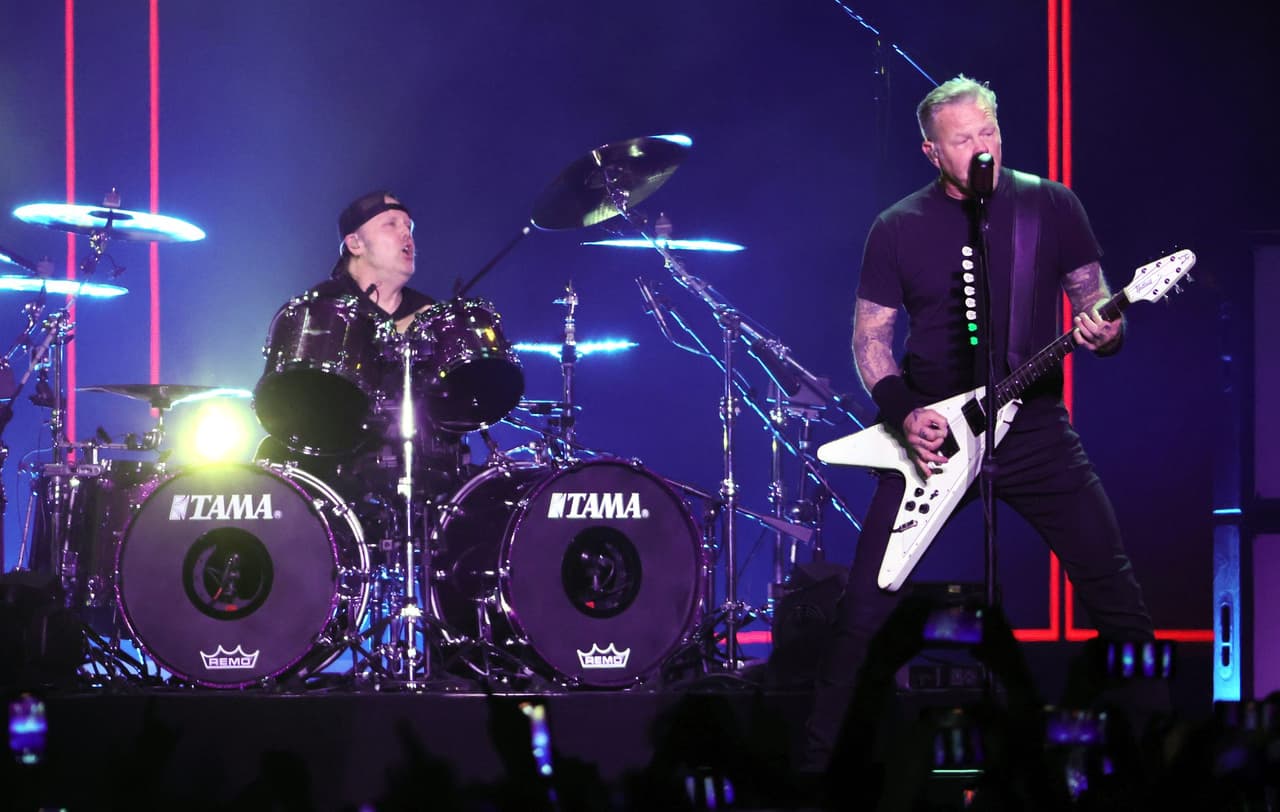Bebé nace en plno concierto de Metallica en Brasil.