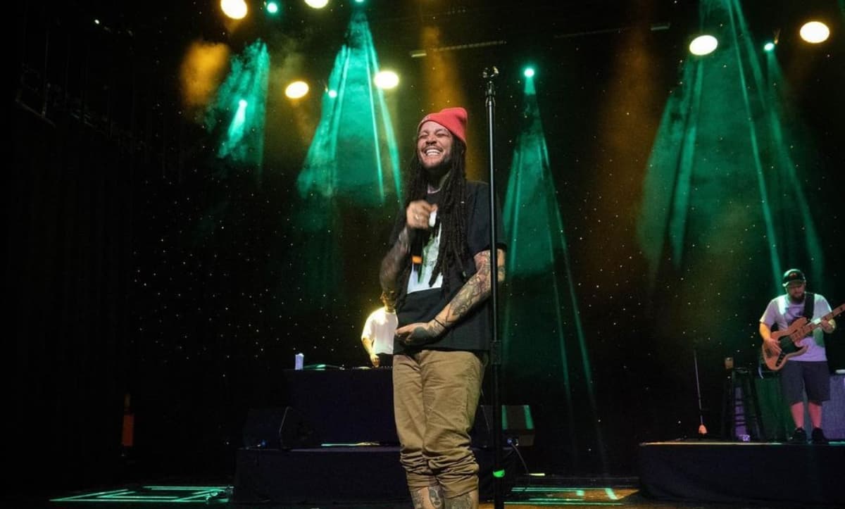 Travie McCoy durante un concierto
