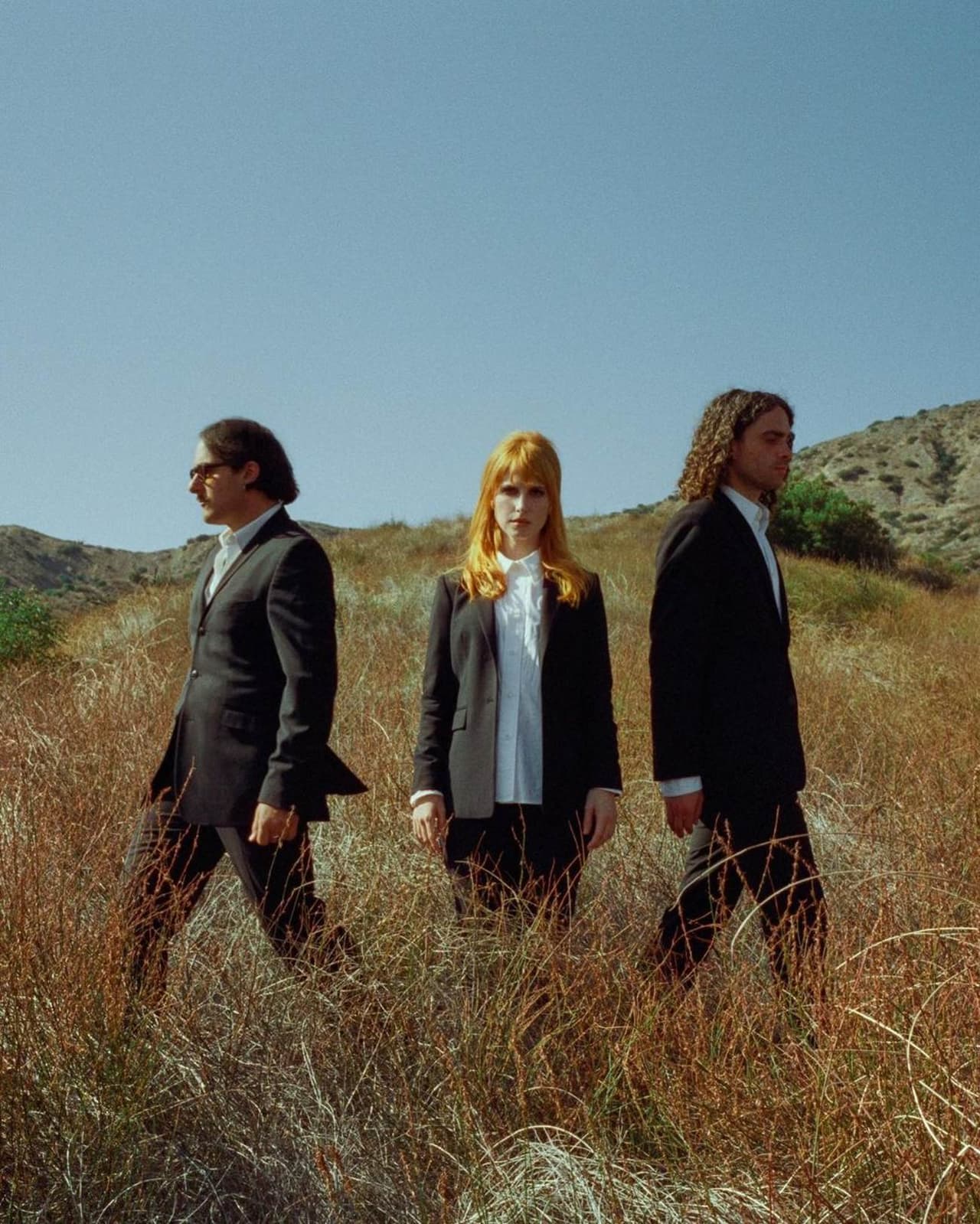 Paramore llegó a la Ciudad de México y convivió con sus fans en el aeropuerto.