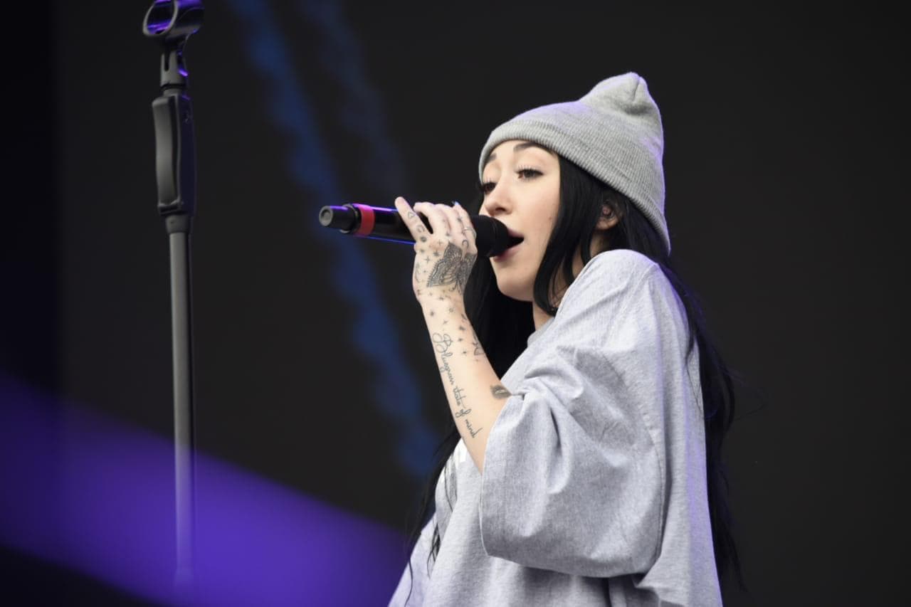 Aunque prendió al público y se divirtió mucho, Noah no pudo terminar su presentación. A la mitad de su última canción salió corriendo del escenario. En sus redes sociales compartió una foto en servicios médicos, explicando que había vomitado.