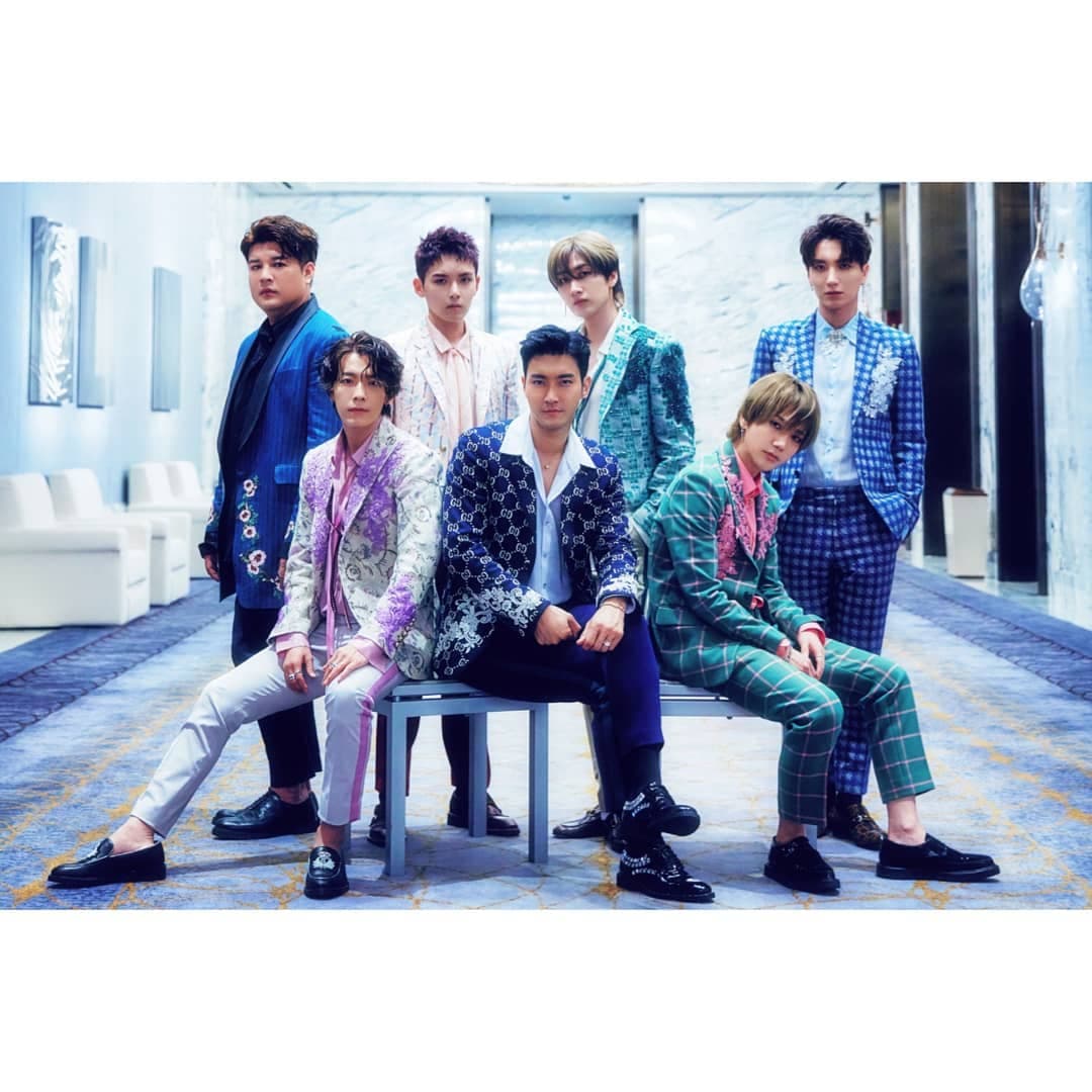 Los trajes coloridos son imprescindibles para Super Junior, pues le sacan provecho a opciones con estampados para un efecto más fresco; incluso, optan por aplicaciones y bordados.