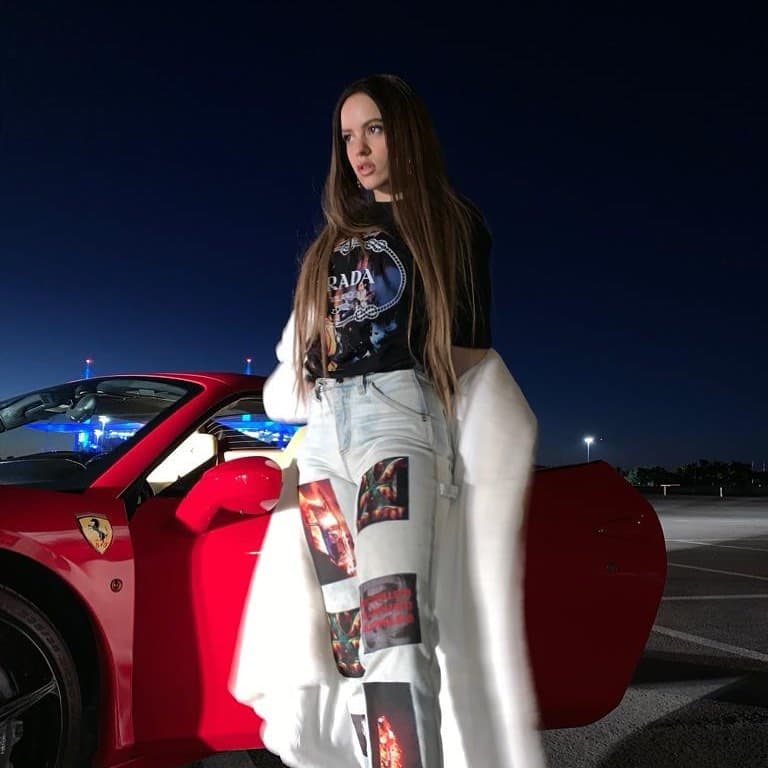 En cuestión de sus looks para el escenario, su estilo se vuelve parte de su concepto musical, por lo que ninguna prenda queda “de más”; así lo cuenta Samantha Burkhart, su stylist.